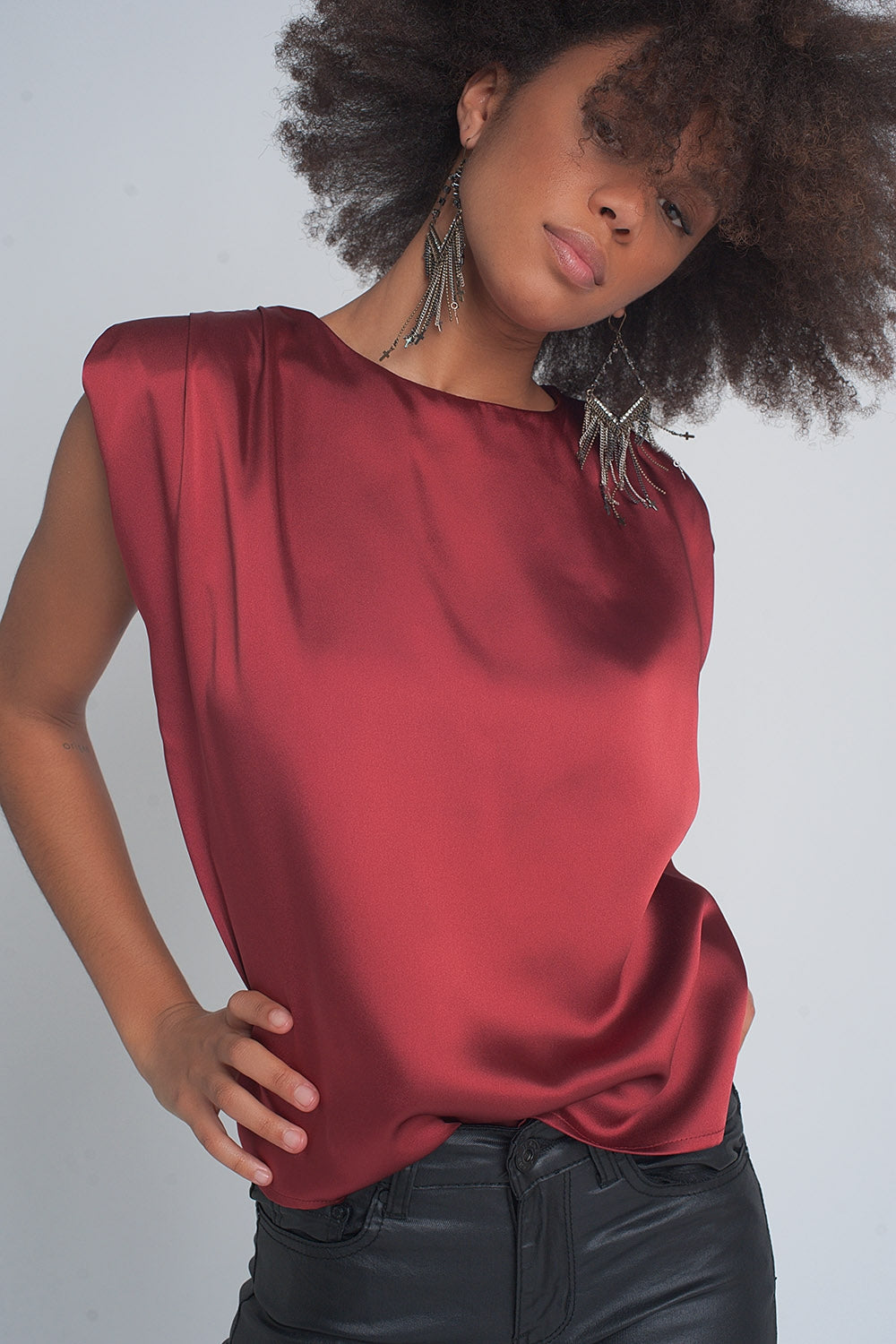 Gathered satin shoulder pad sleeveless top in red Q2store