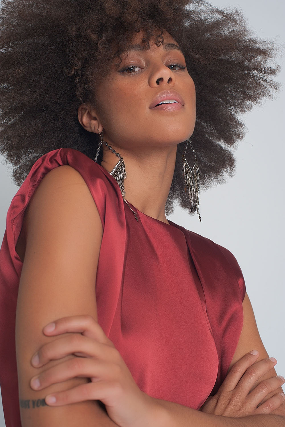 Gathered satin shoulder pad sleeveless top in red Q2store