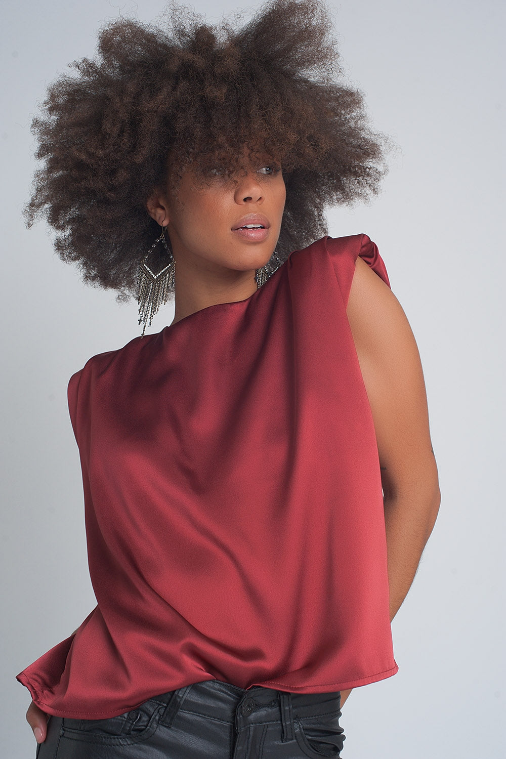 Gathered satin shoulder pad sleeveless top in red Q2store