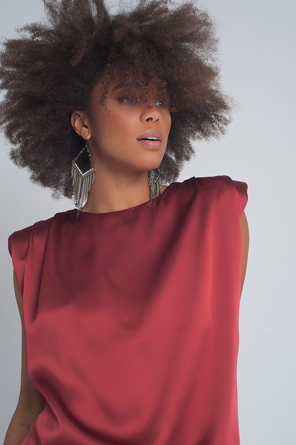 Gathered satin shoulder pad sleeveless top in red Q2store