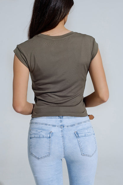 Khaki short-sleeved top crossed at the bottom front Q2store