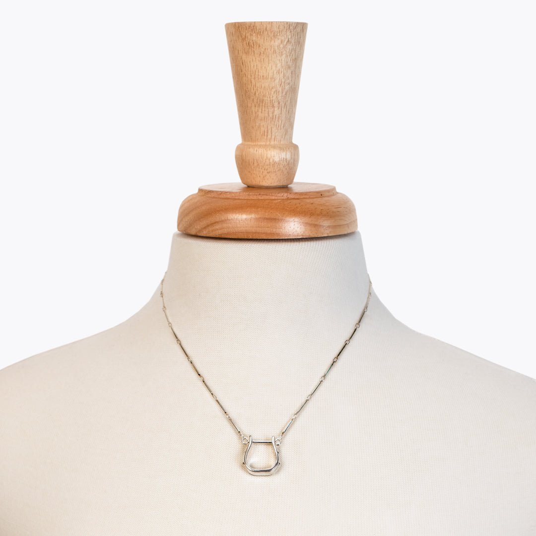 Mesa - Western Horse Stirrup Necklace in Silver Urban-Equestrian