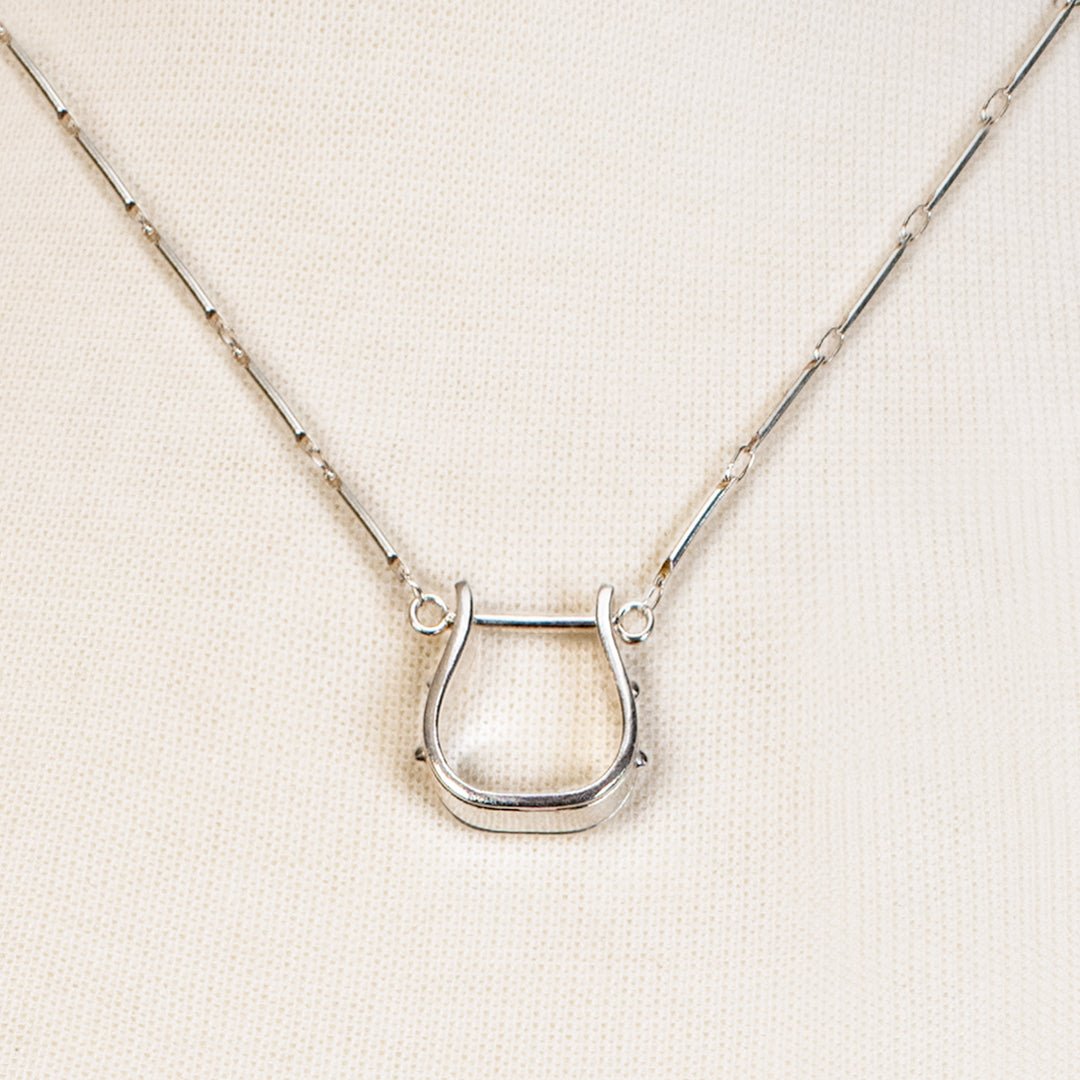 Mesa - Western Horse Stirrup Necklace in Silver Urban-Equestrian