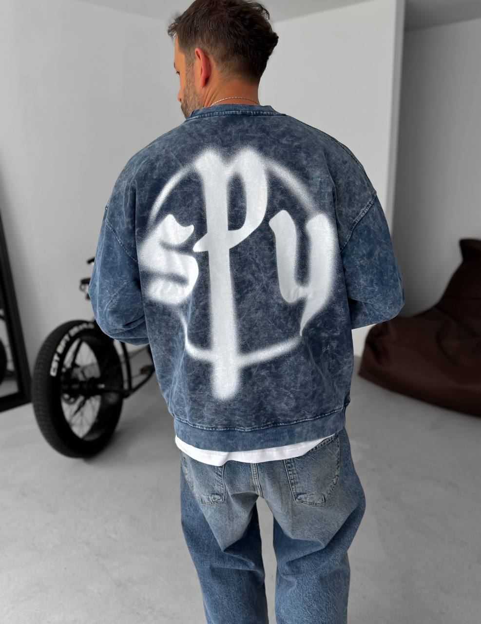 Unisex Oversize Sweatshirt with Pouch Pocket and Spray-Paint Design Withinblack
