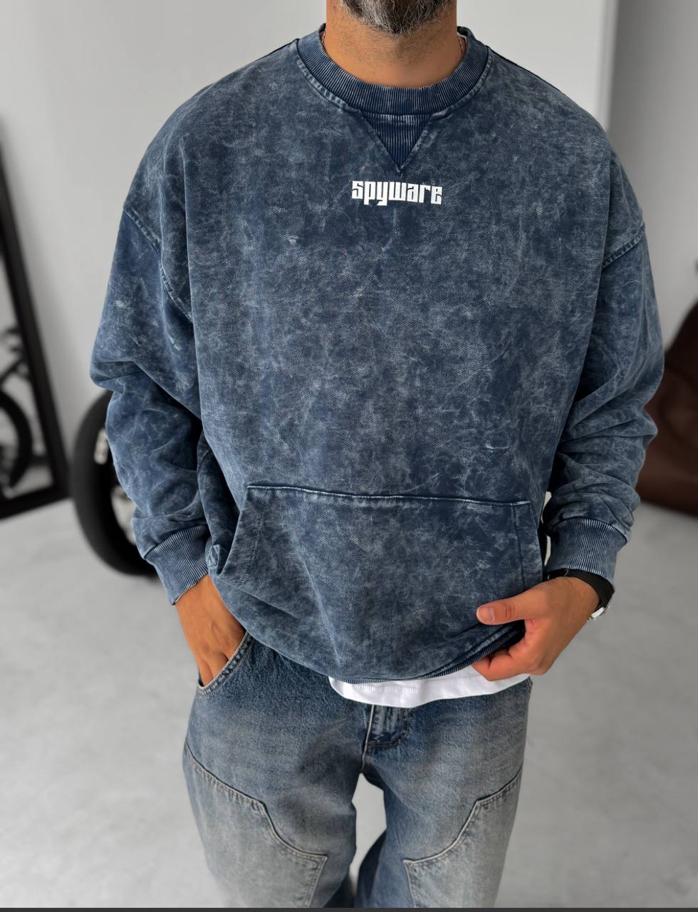Unisex Oversize Sweatshirt with Pouch Pocket and Spray-Paint Design Withinblack