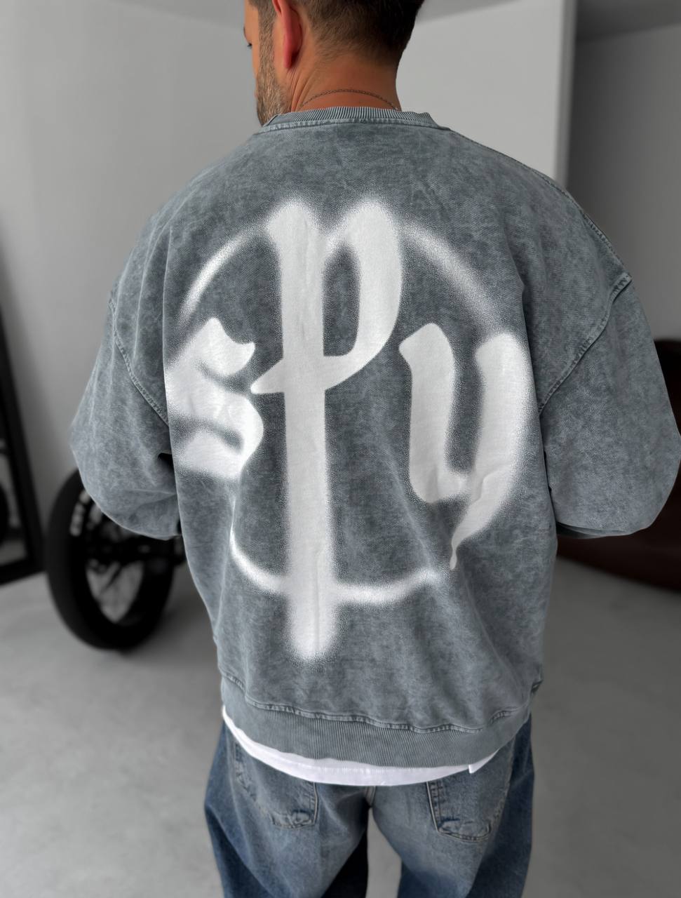Unisex Oversize Sweatshirt with Pouch Pocket and Spray-Paint Design Withinblack