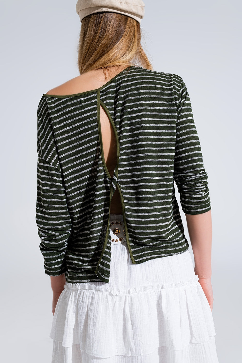 Relaxed striped T-shirt in khaki with open back detail Q2store