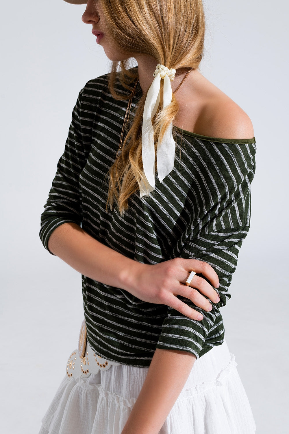 Relaxed striped T-shirt in khaki with open back detail Q2store