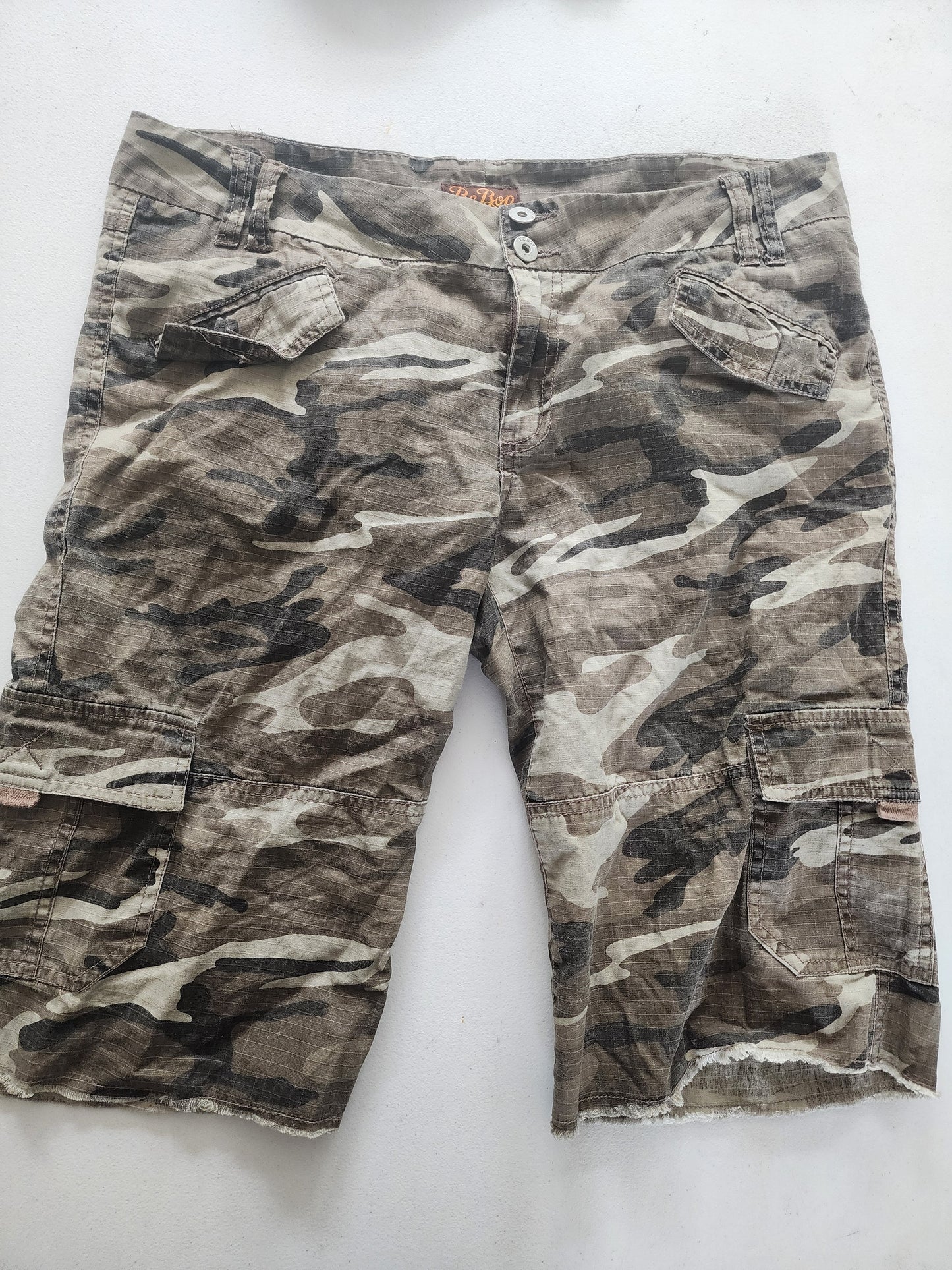 Be Bop Camo Cargo Capris Shorts Size 13 Tan Brown khaki, Camouflage Tennessee Junk Trunk