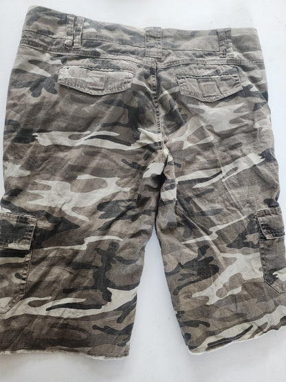 Be Bop Camo Cargo Capris Shorts Size 13 Tan Brown khaki, Camouflage Tennessee Junk Trunk
