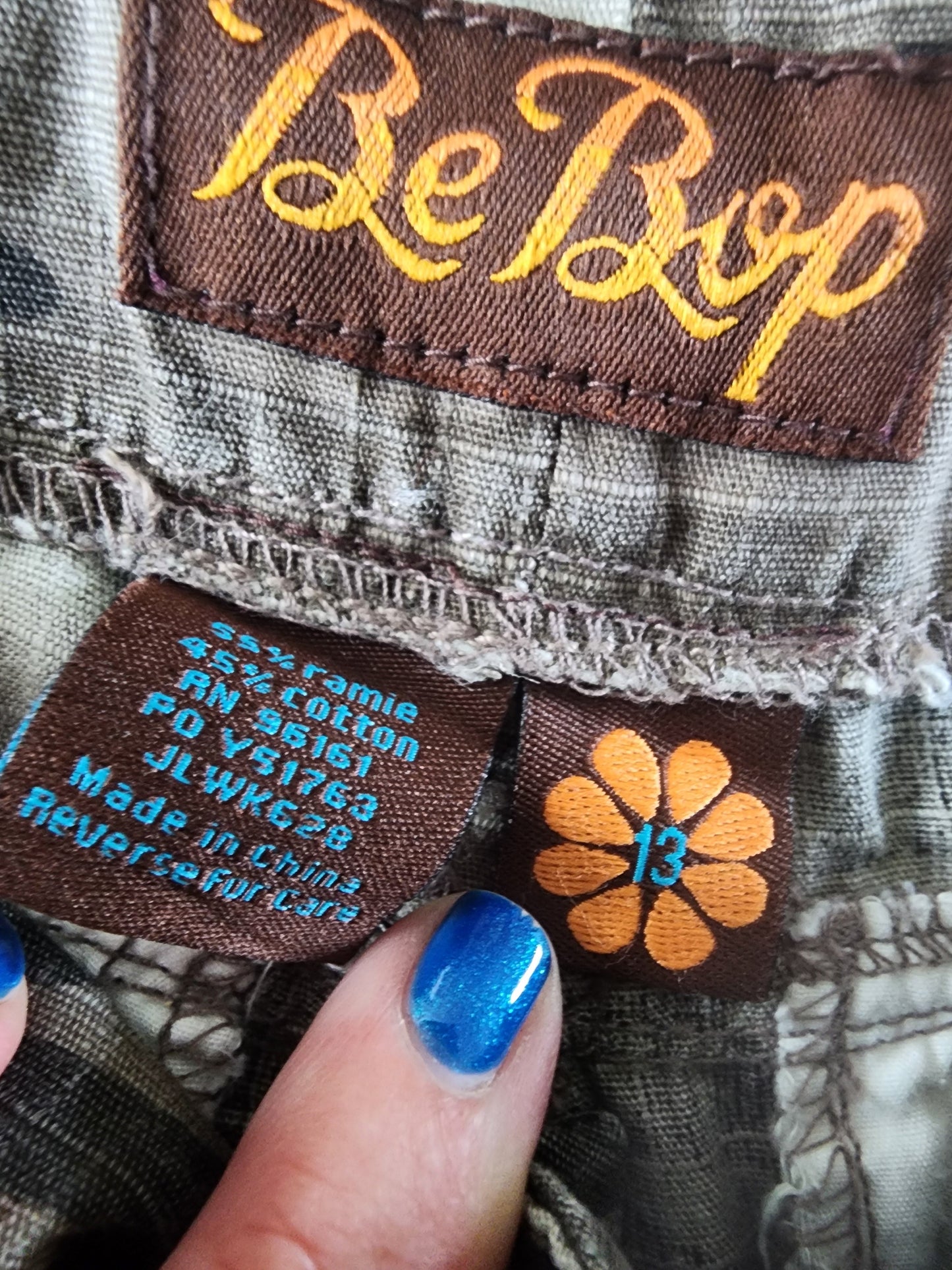 Be Bop Camo Cargo Capris Shorts Size 13 Tan Brown khaki, Camouflage Tennessee Junk Trunk