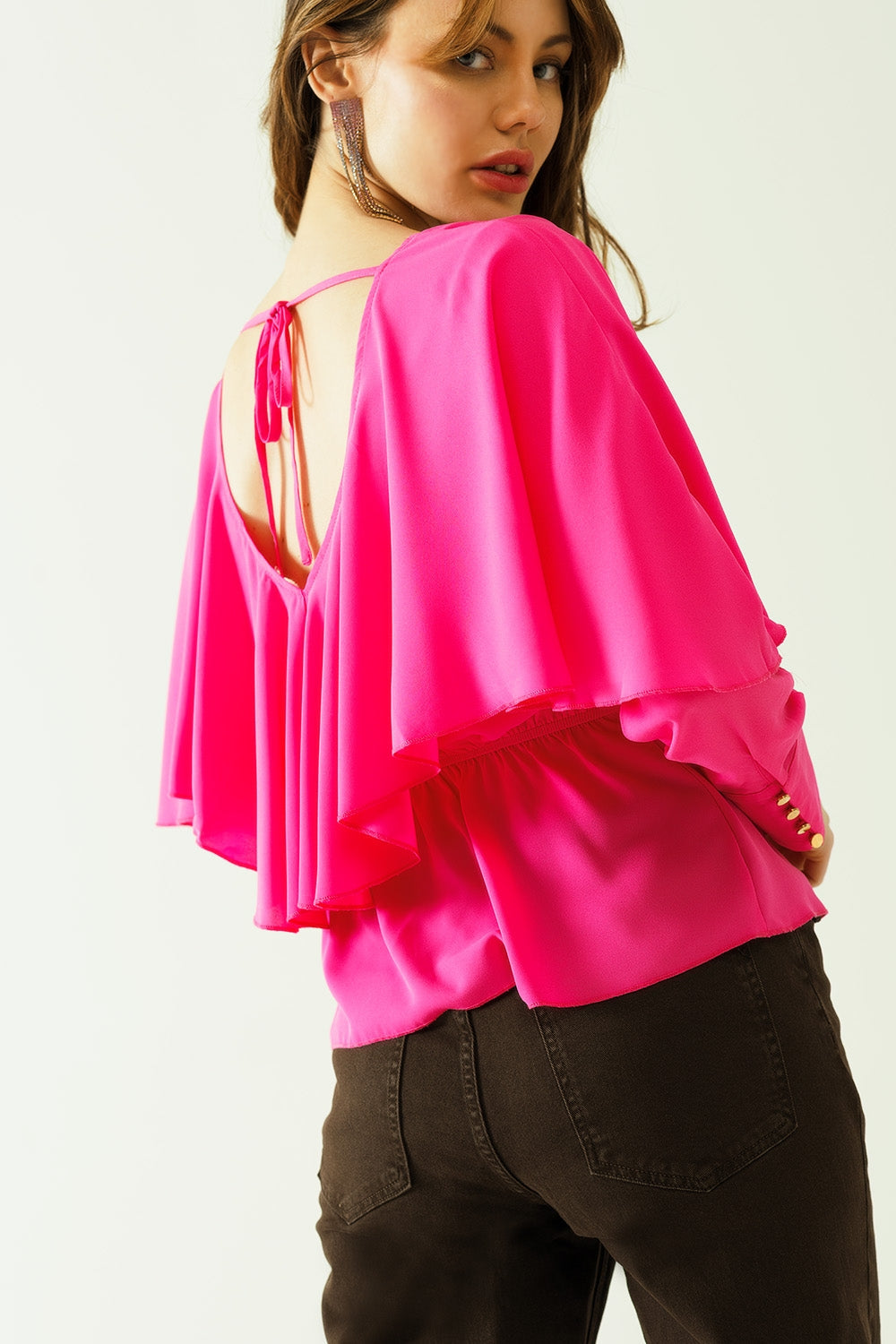 Ruffled V-neck top with buttoned cuffs and tie in the back detal in fuchsia Q2store