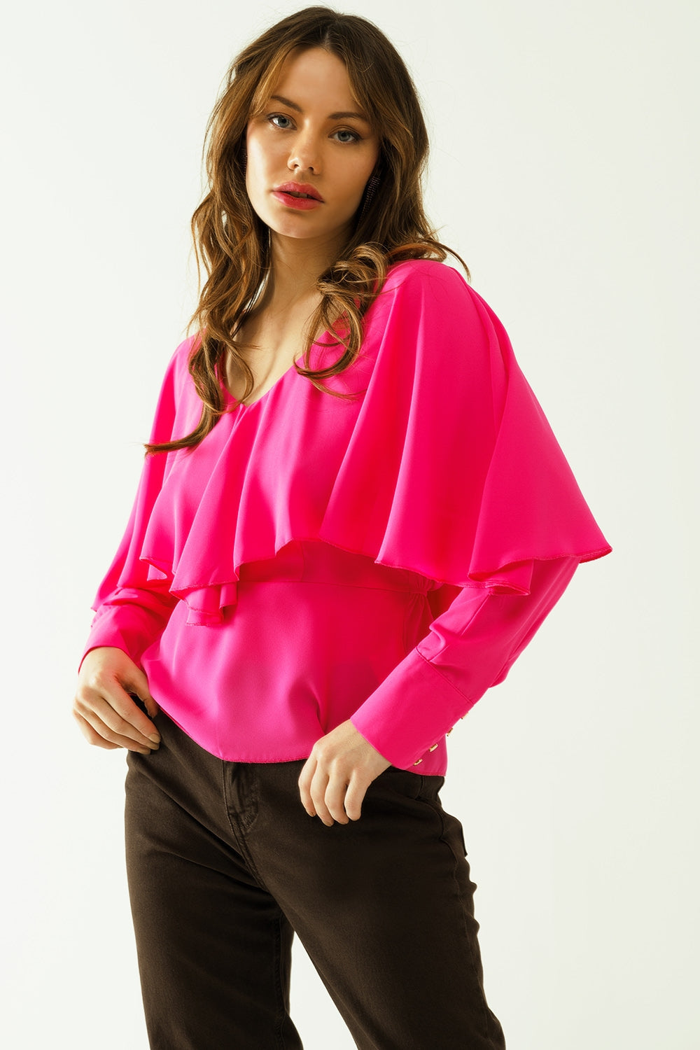 Ruffled V-neck top with buttoned cuffs and tie in the back detal in fuchsia Q2store