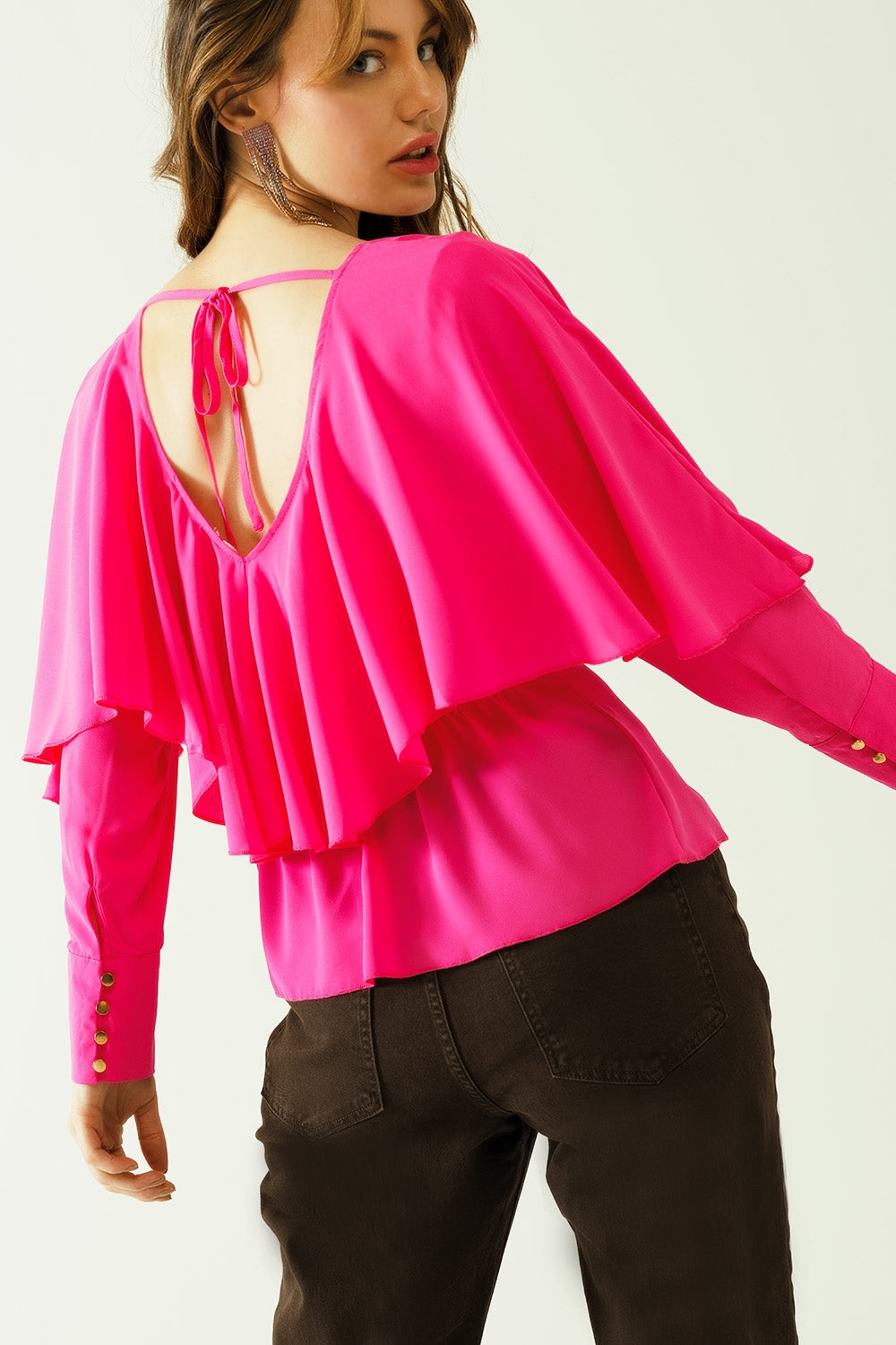 Ruffled V-neck top with buttoned cuffs and tie in the back detal in fuchsia Q2store
