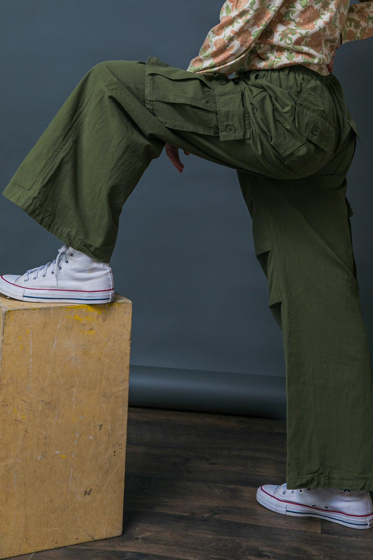 INCREDIBLE MOMENTS WOVEN CARGO PANTS Flying Tomato