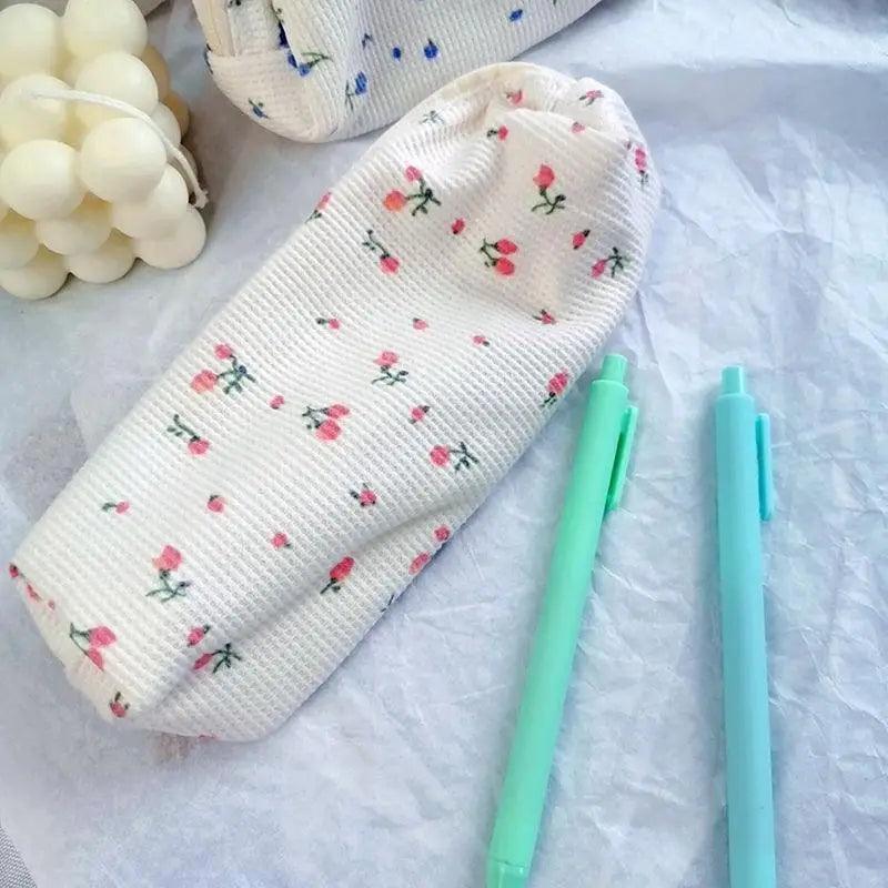 Simple Small Flowers White Fresh Style Pencil Bag Students Pencil Cases Unique Makeup Lightweight Cosmetic Bag Pouch Stevvex