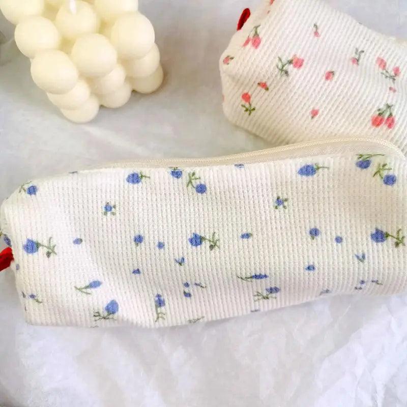 Simple Small Flowers White Fresh Style Pencil Bag Students Pencil Cases Unique Makeup Lightweight Cosmetic Bag Pouch Stevvex