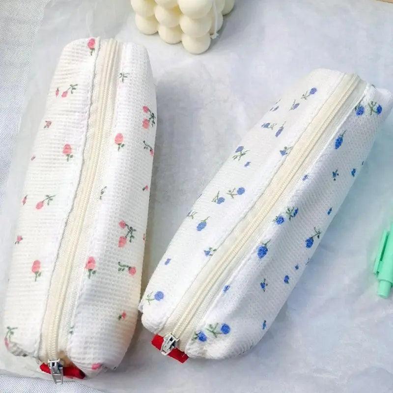 Simple Small Flowers White Fresh Style Pencil Bag Students Pencil Cases Unique Makeup Lightweight Cosmetic Bag Pouch Stevvex