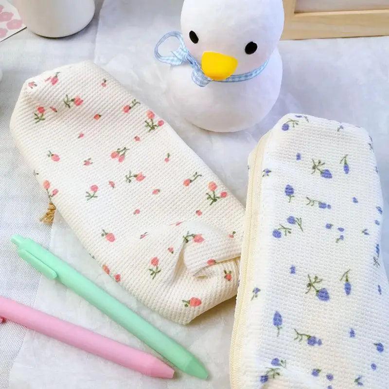 Simple Small Flowers White Fresh Style Pencil Bag Students Pencil Cases Unique Makeup Lightweight Cosmetic Bag Pouch Stevvex