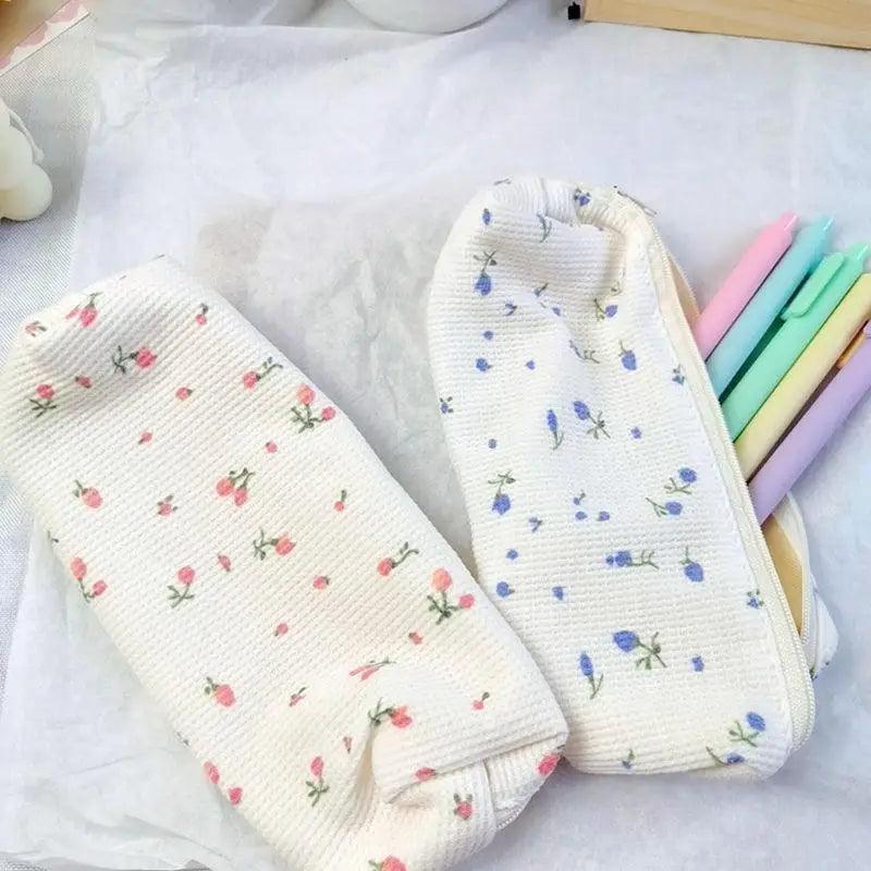 Simple Small Flowers White Fresh Style Pencil Bag Students Pencil Cases Unique Makeup Lightweight Cosmetic Bag Pouch Stevvex