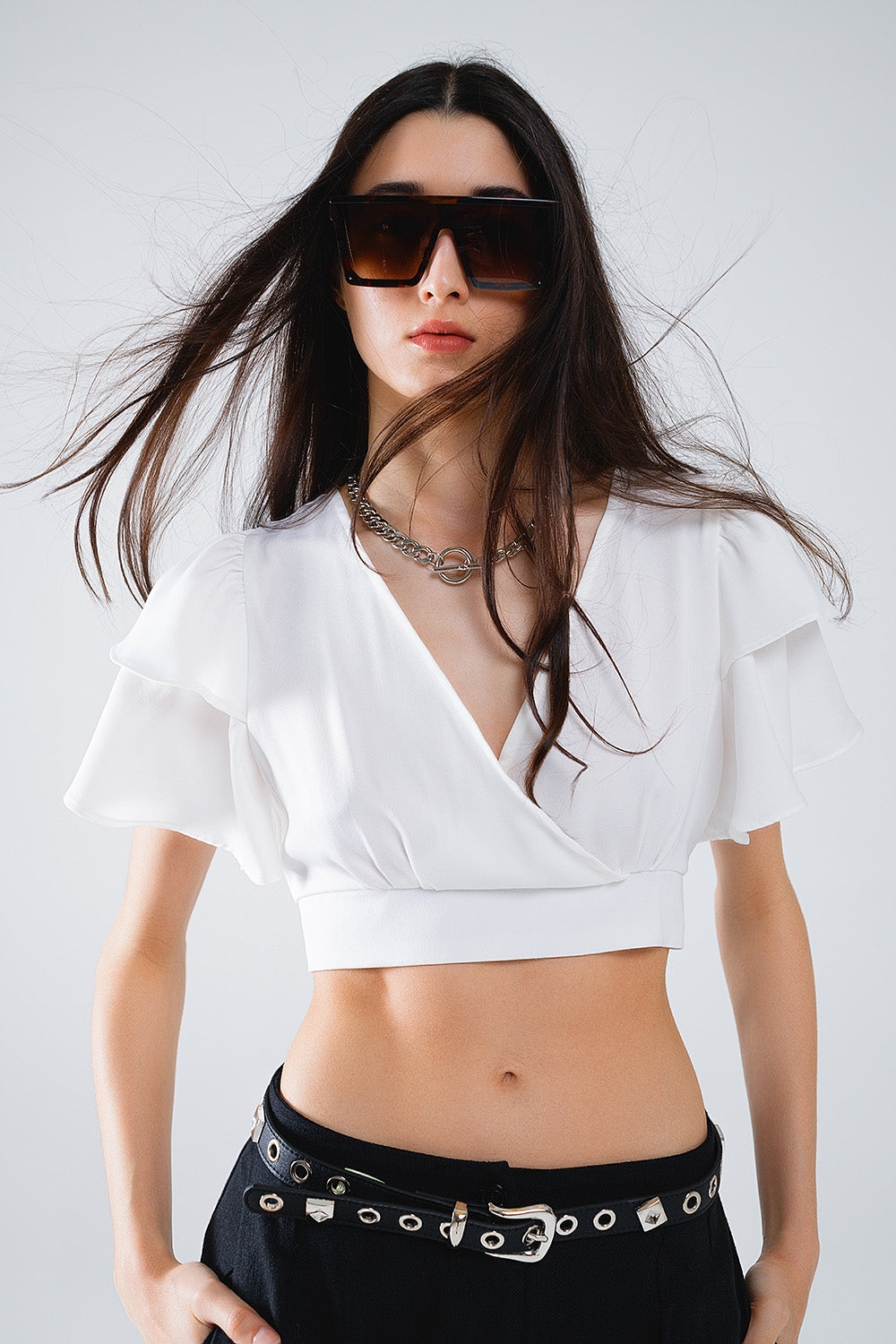 White Crop Top With Short Sleeves And V-neck Q2store